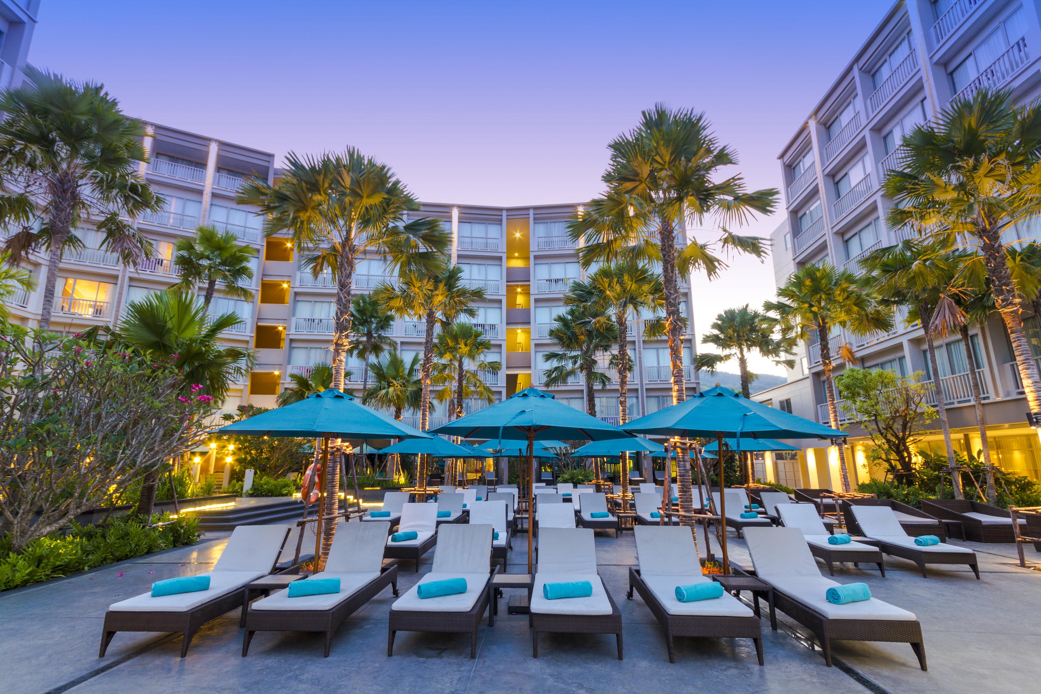Grand Mercure Phuket Patong Екстериор снимка The U-shaped swimming pool at U Sathorn