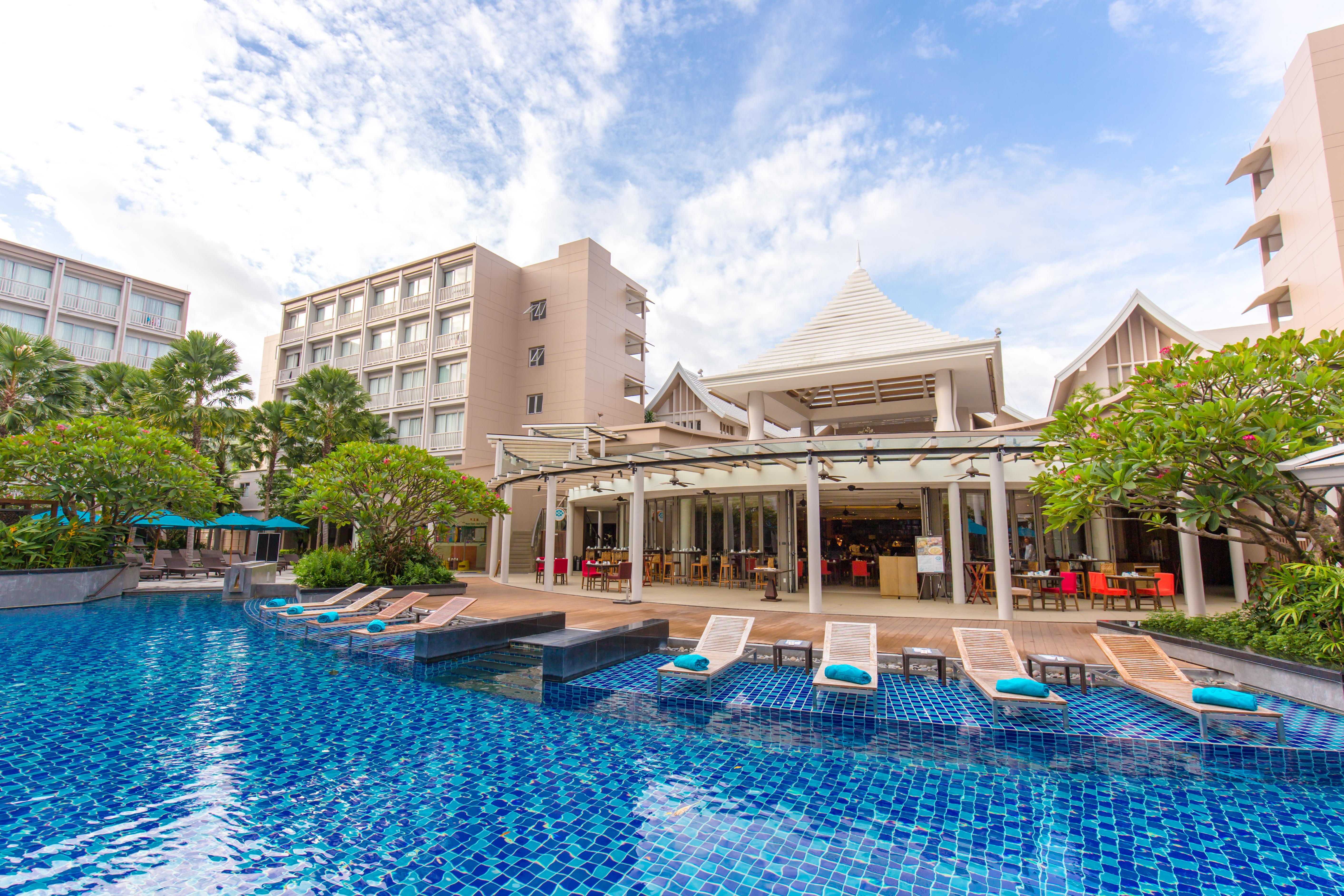 Grand Mercure Phuket Patong Екстериор снимка The Royal Paradise Hotel and Spa