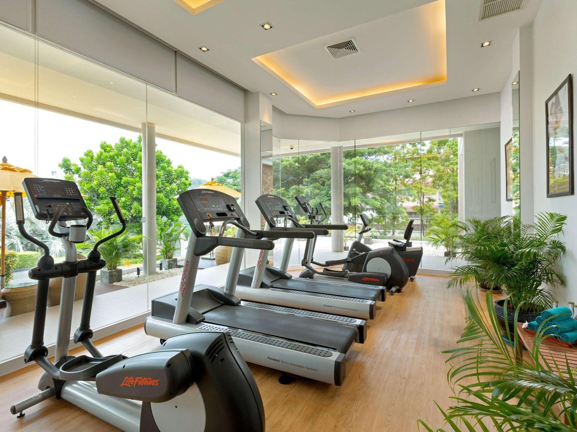 Grand Mercure Phuket Patong Екстериор снимка The gym at the hotel
