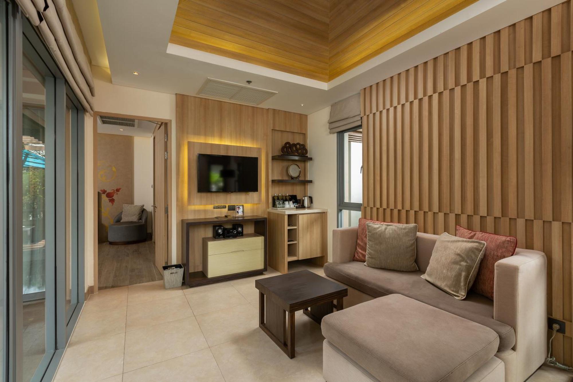 Grand Mercure Phuket Patong Екстериор снимка A living room in a hotel suite