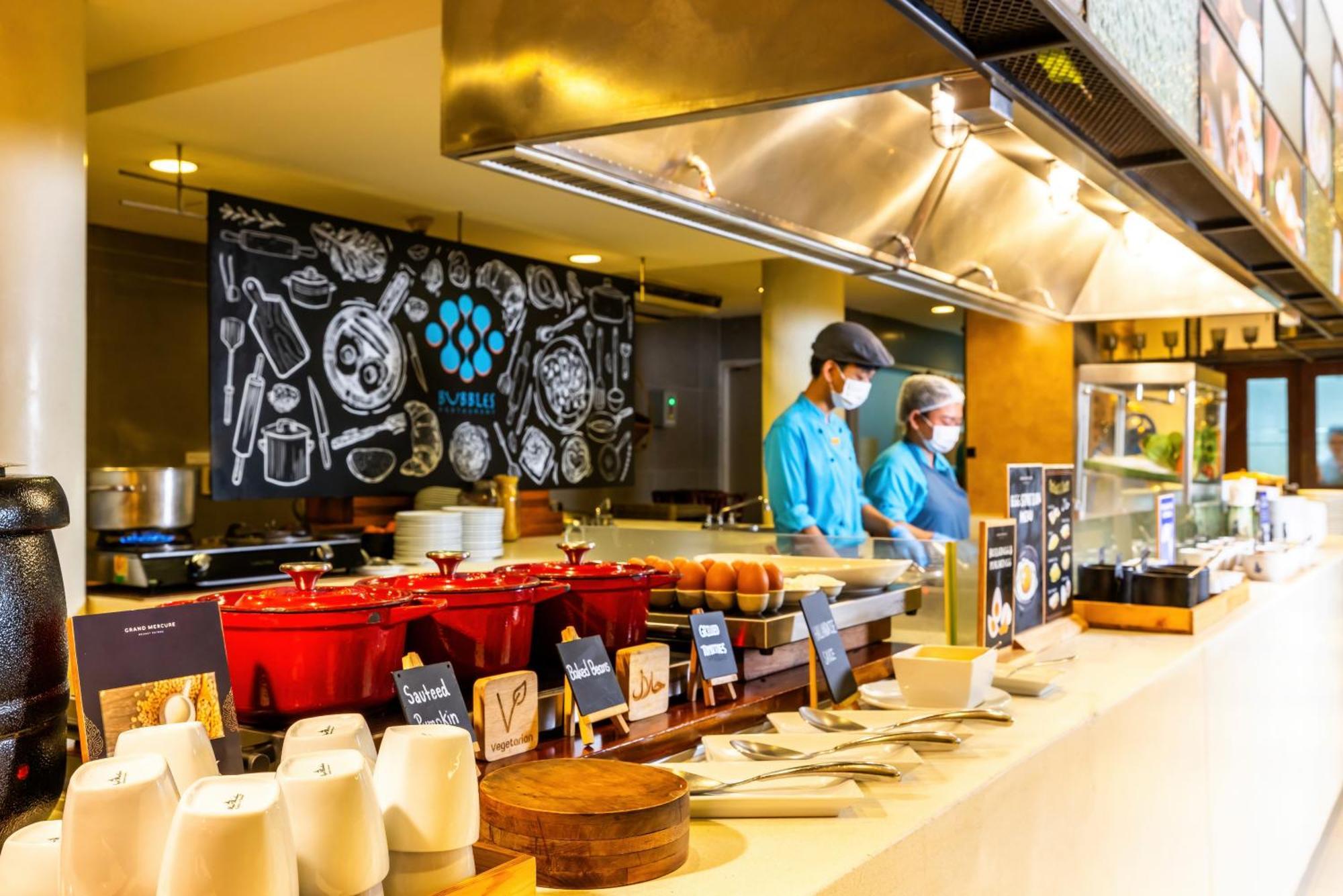 Grand Mercure Phuket Patong Екстериор снимка Live Kitchen at The Deck