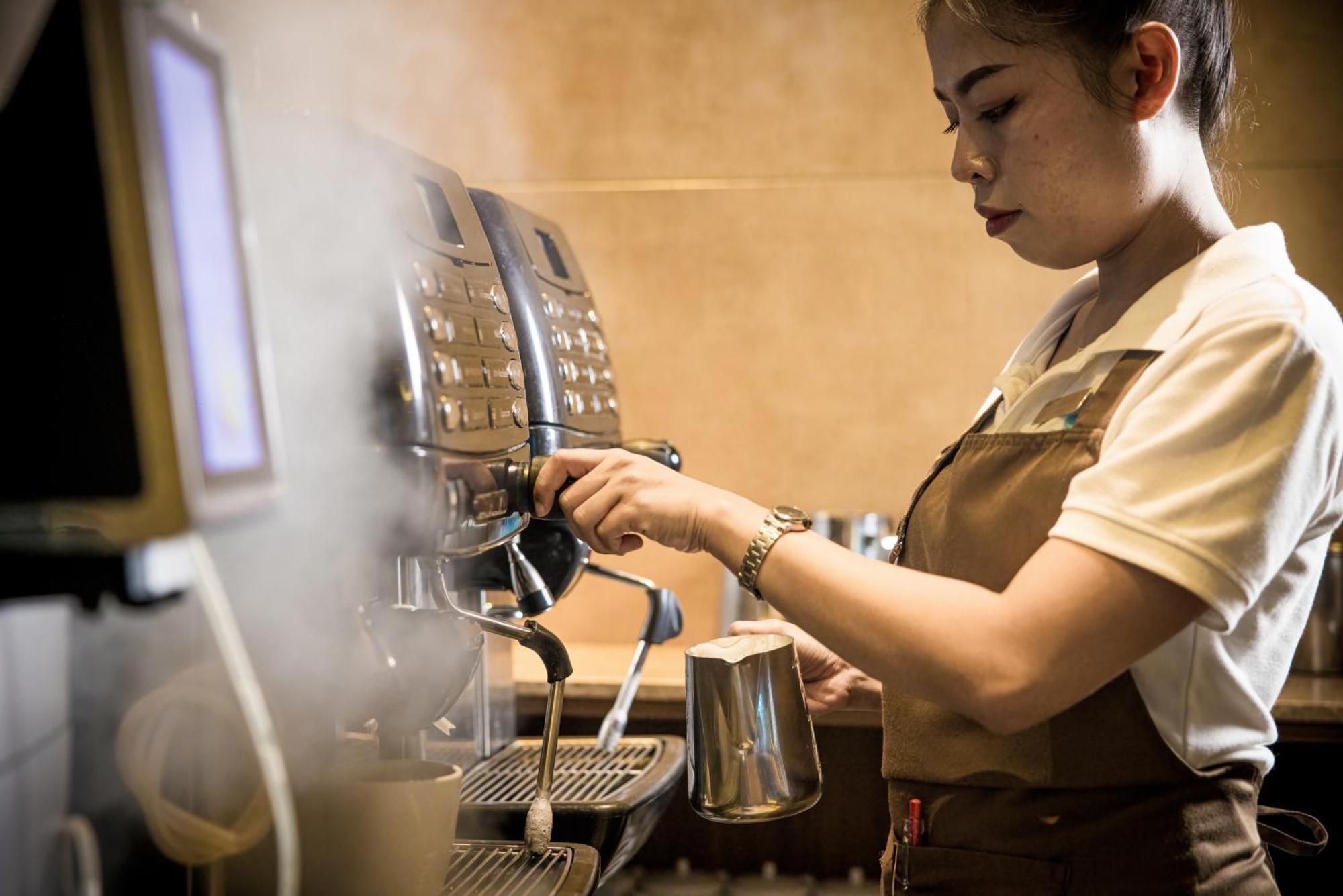 Grand Mercure Phuket Patong Екстериор снимка A barista making coffee