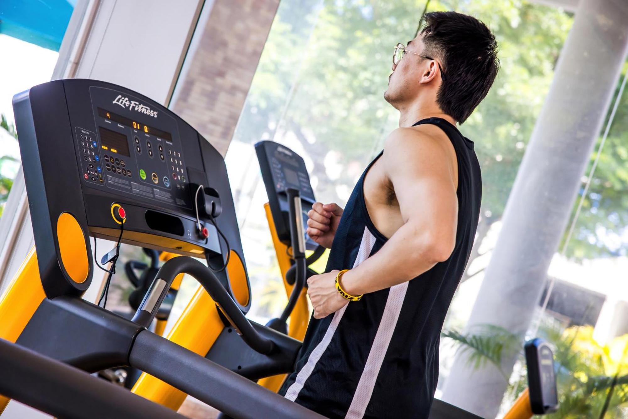 Grand Mercure Phuket Patong Екстериор снимка A man exercising on a treadmill