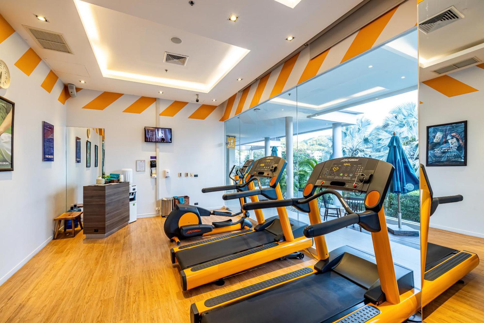 Grand Mercure Phuket Patong Екстериор снимка The gym at the hotel