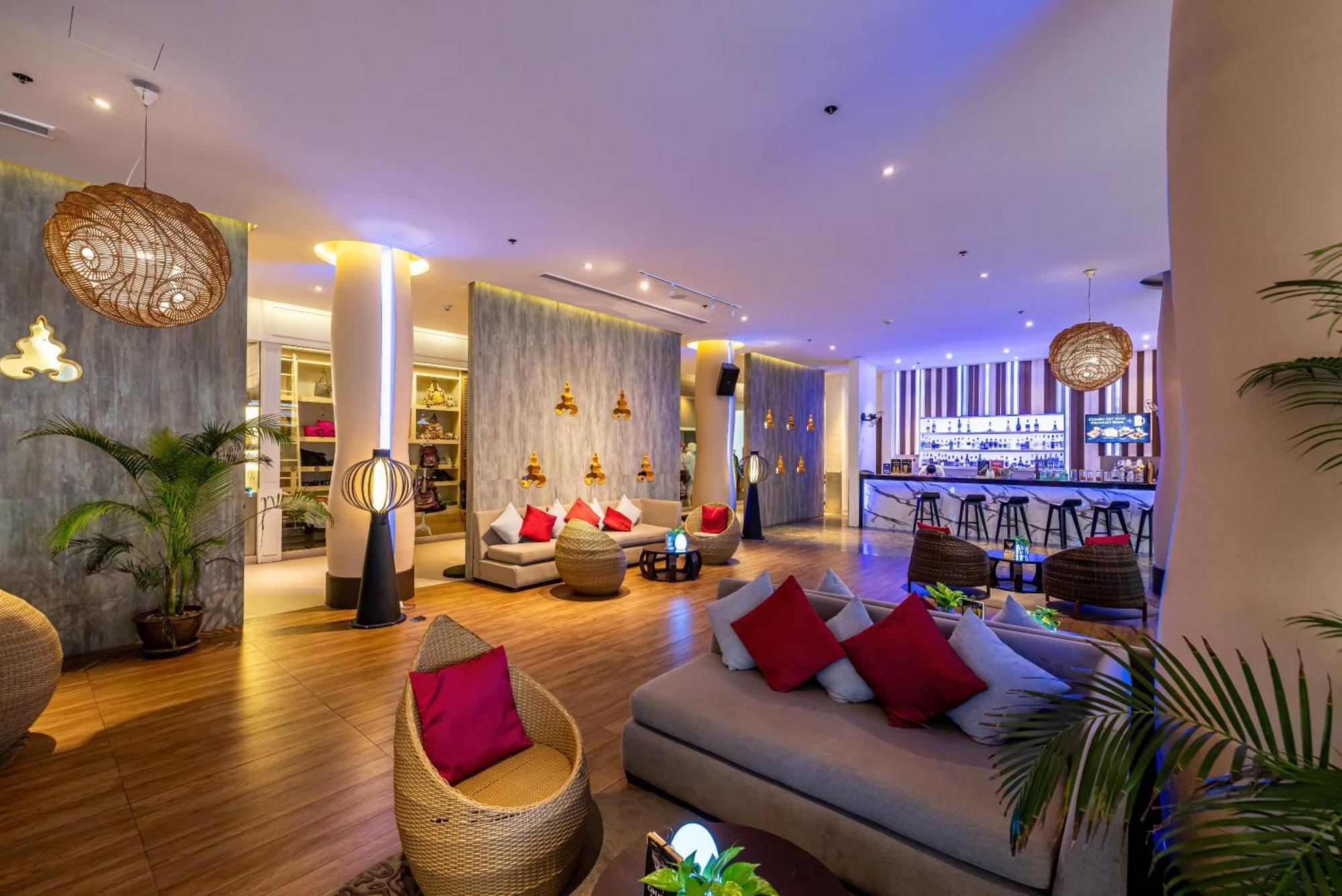 Grand Mercure Phuket Patong Екстериор снимка The lounge at the airport