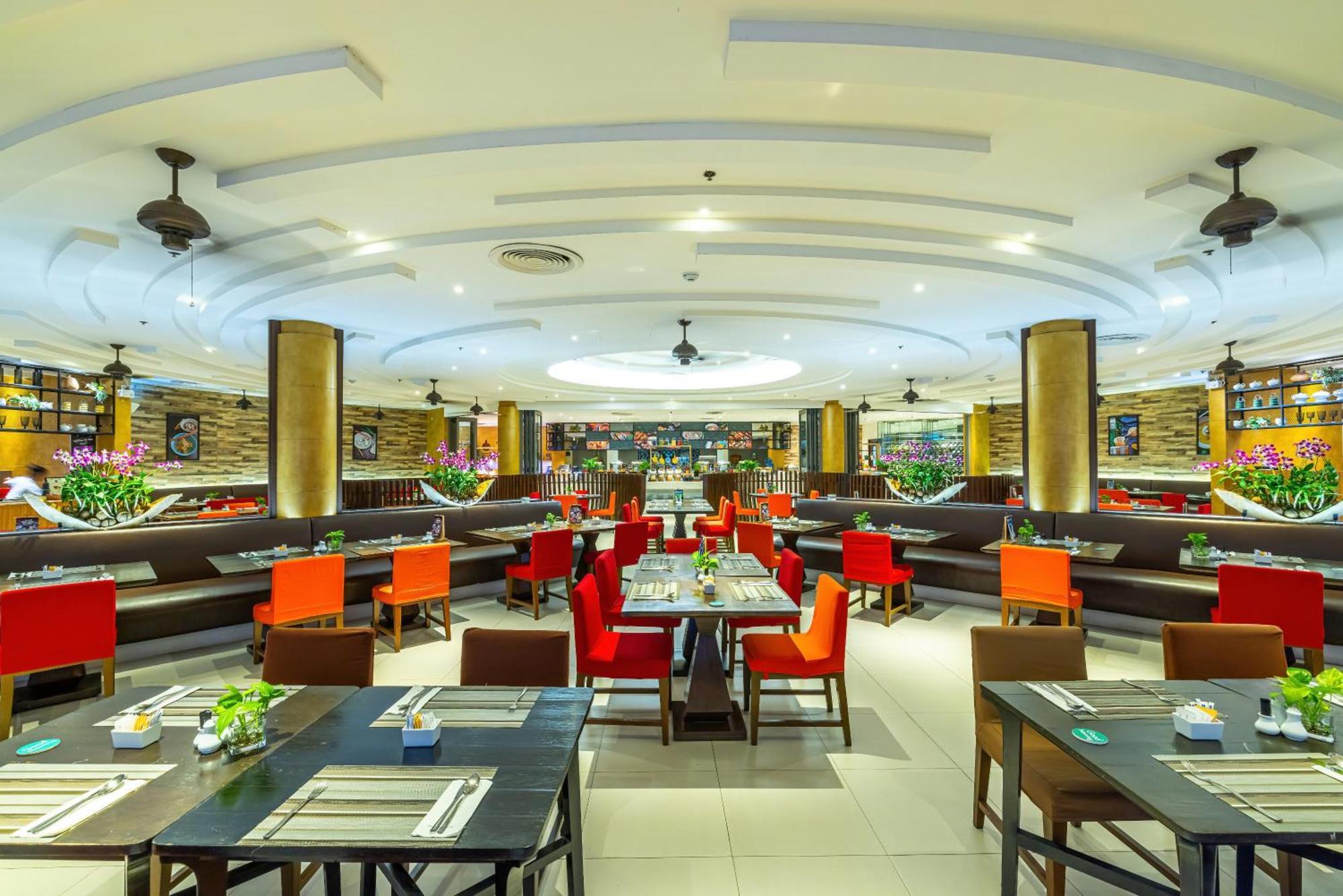 Grand Mercure Phuket Patong Екстериор снимка The interior of a buffet restaurant in Vietnam