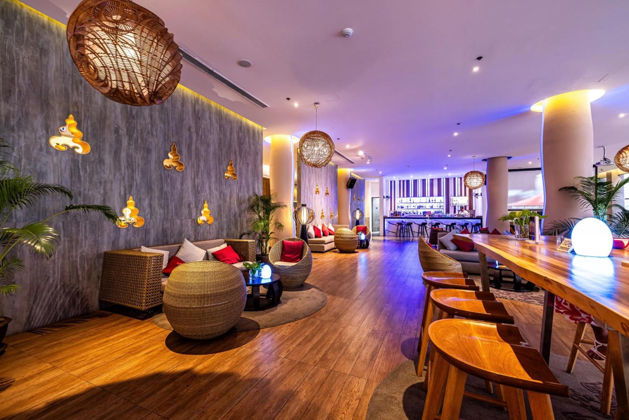 Grand Mercure Phuket Patong Екстериор снимка The lounge at the airport