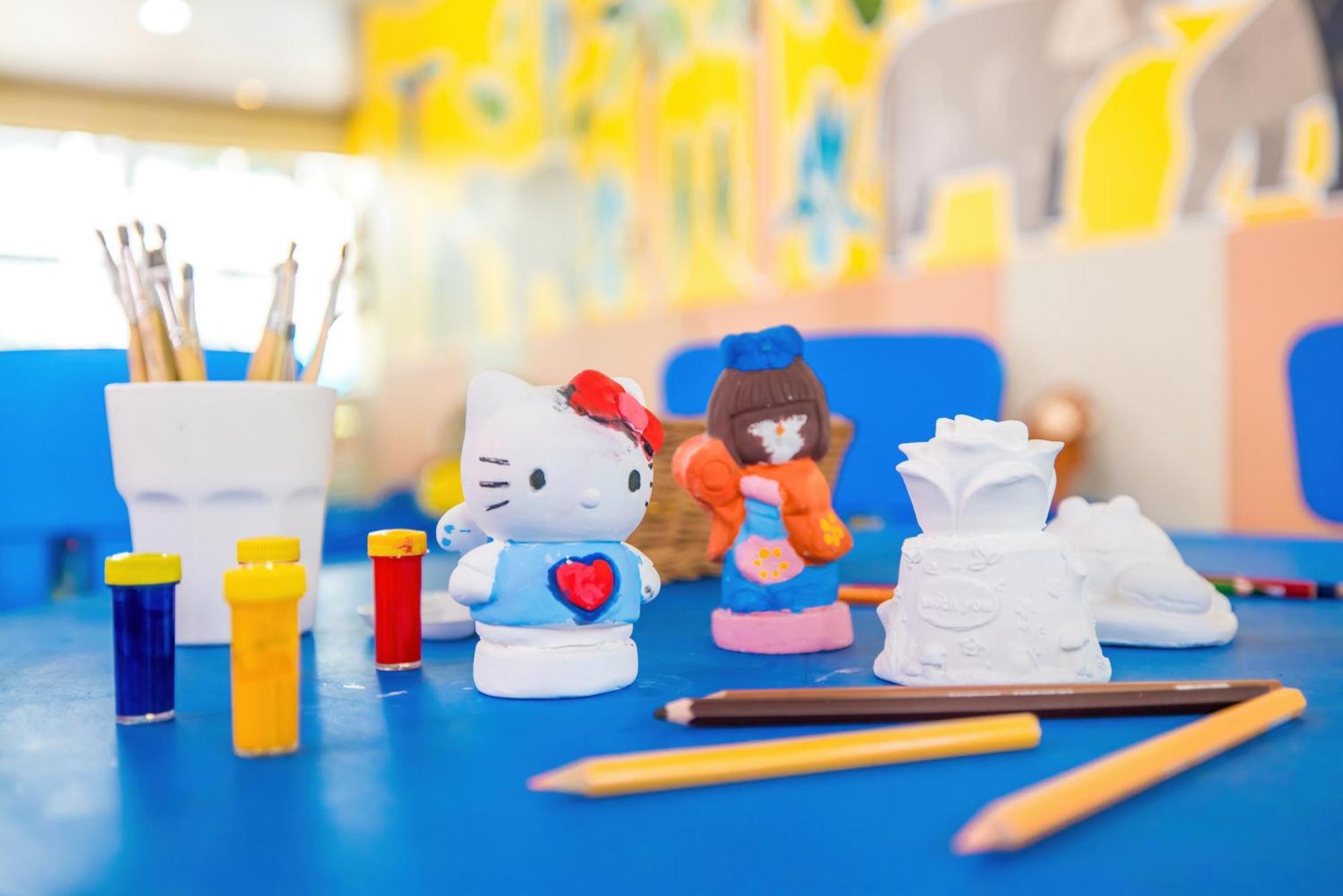 Grand Mercure Phuket Patong Екстериор снимка Hello Kitty and her friends