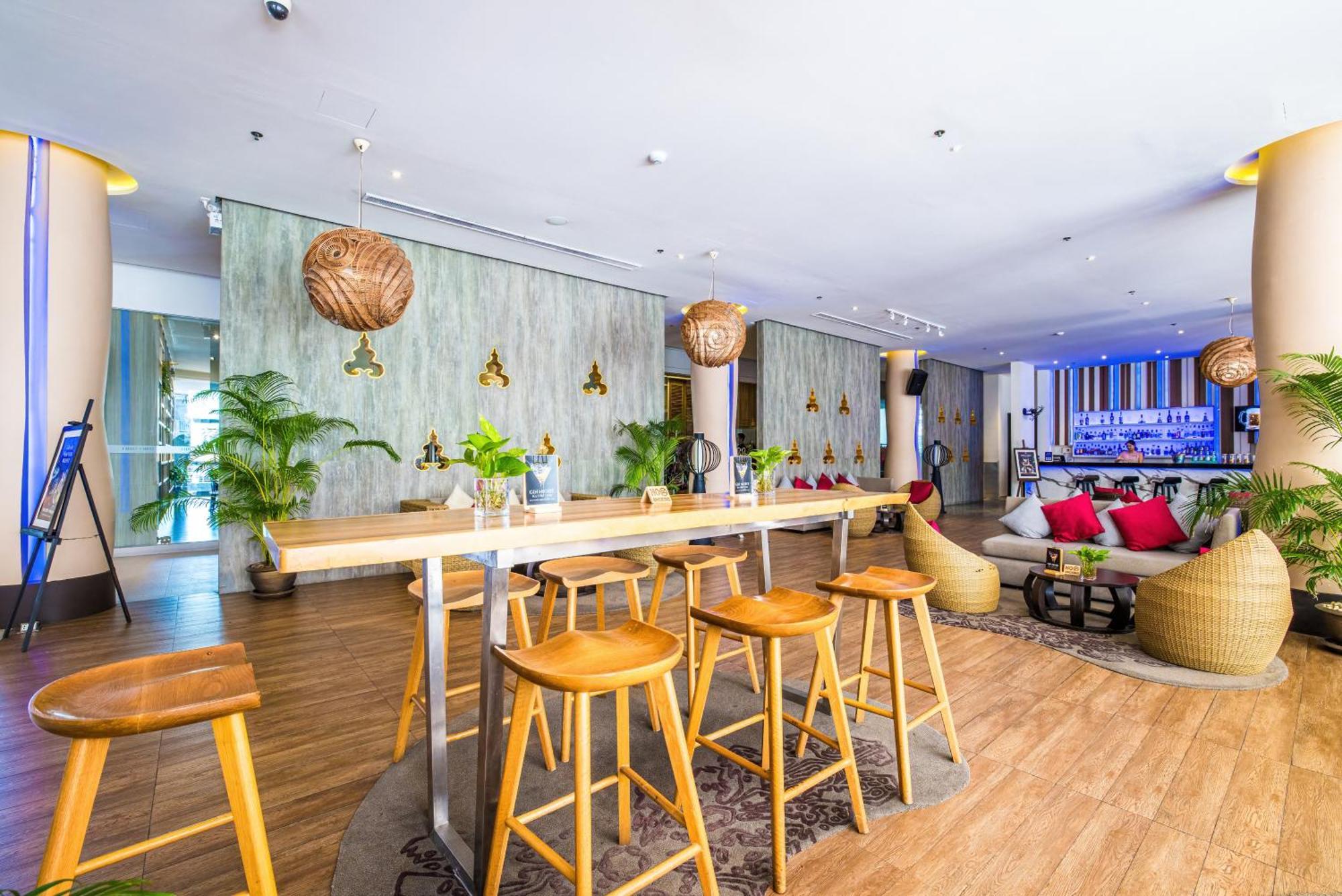Grand Mercure Phuket Patong Екстериор снимка The bar at the hotel