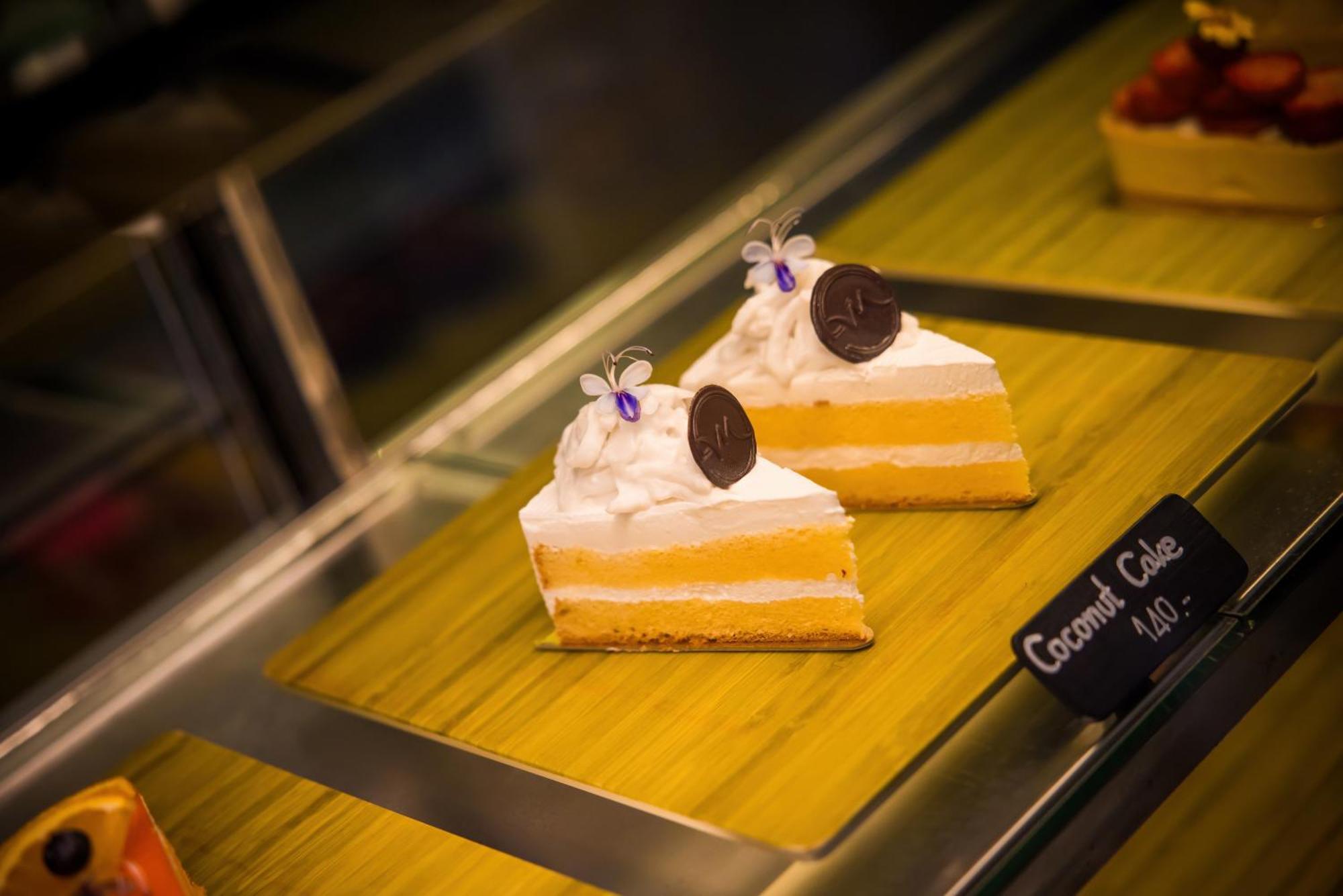 Grand Mercure Phuket Patong Екстериор снимка Coconut cake