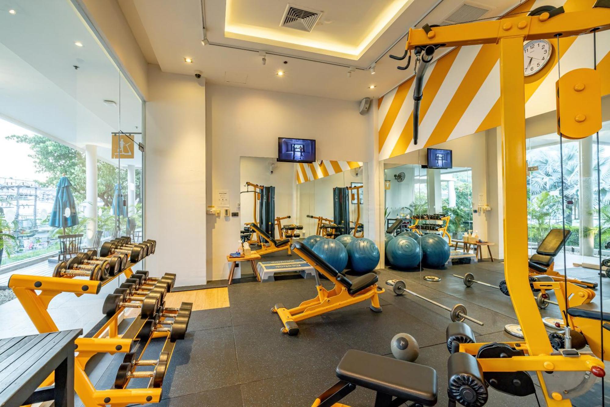 Grand Mercure Phuket Patong Екстериор снимка The gym at the hotel