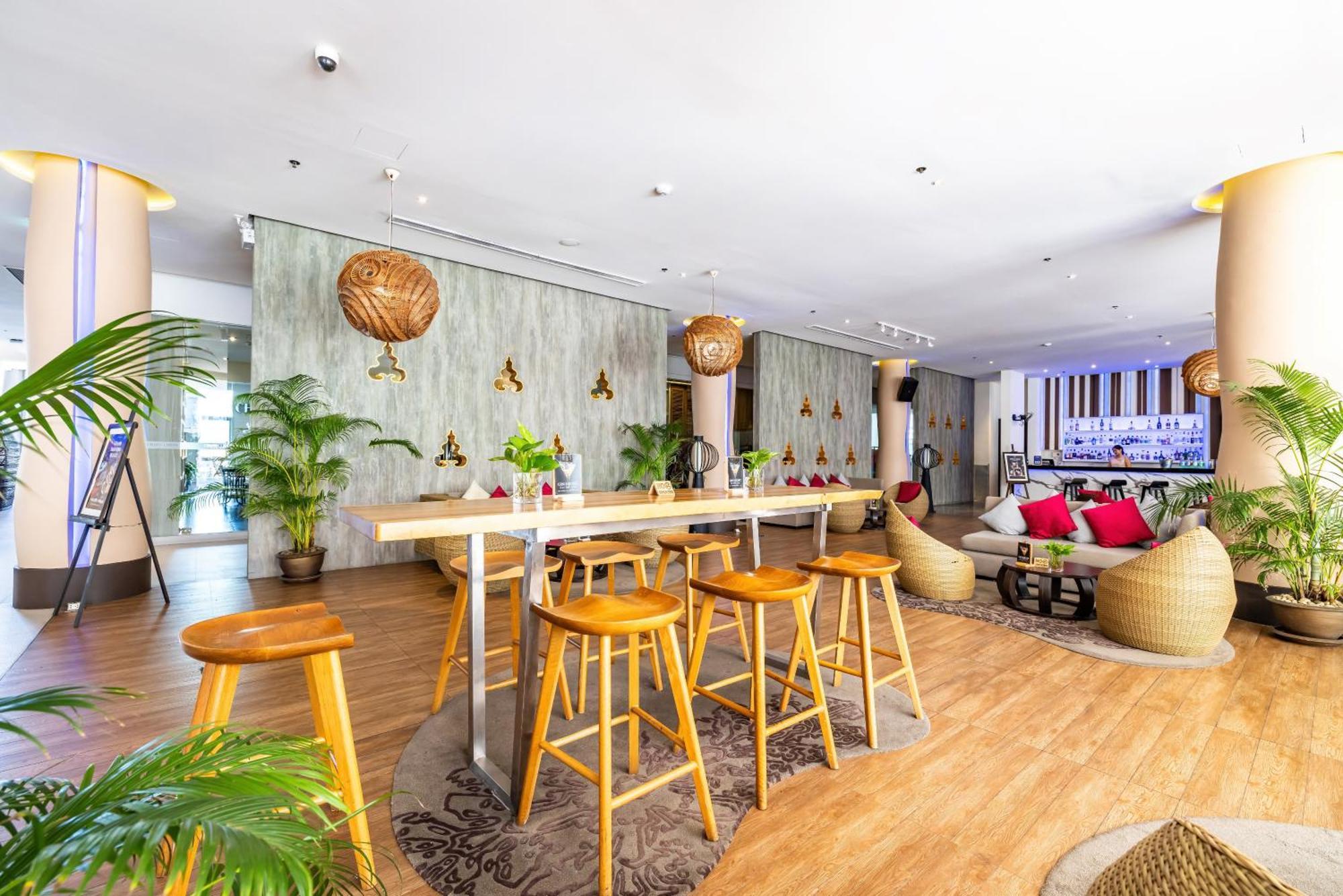 Grand Mercure Phuket Patong Екстериор снимка The lounge at the airport