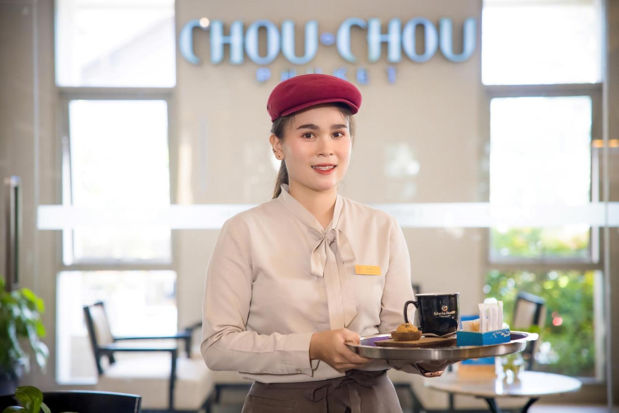 Grand Mercure Phuket Patong Екстериор снимка A waitress in Vietnam