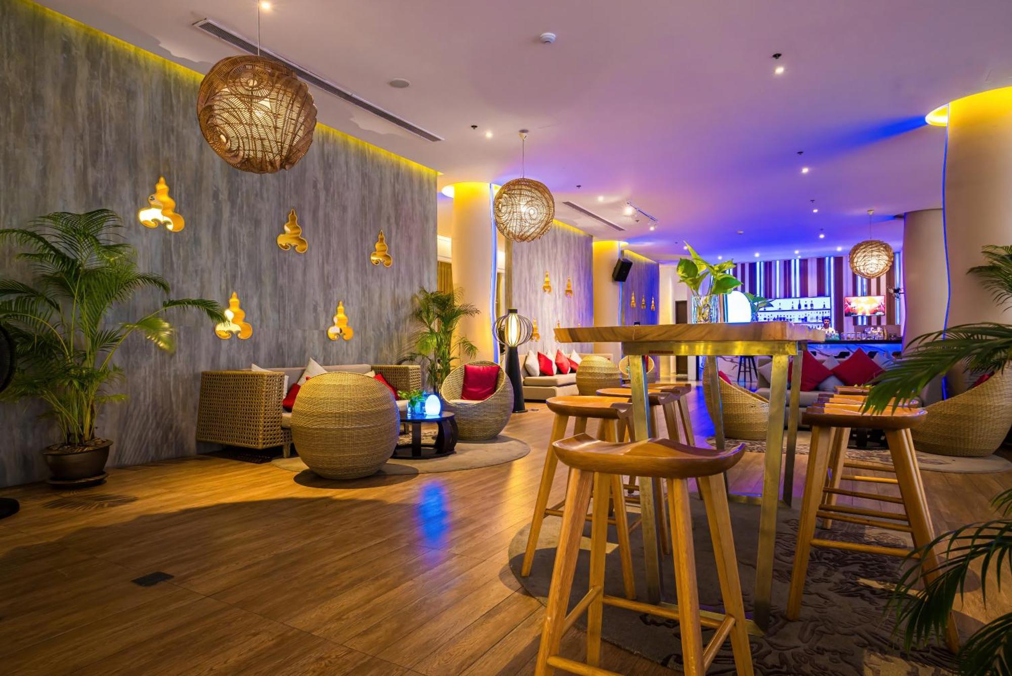 Grand Mercure Phuket Patong Екстериор снимка The lounge at the airport