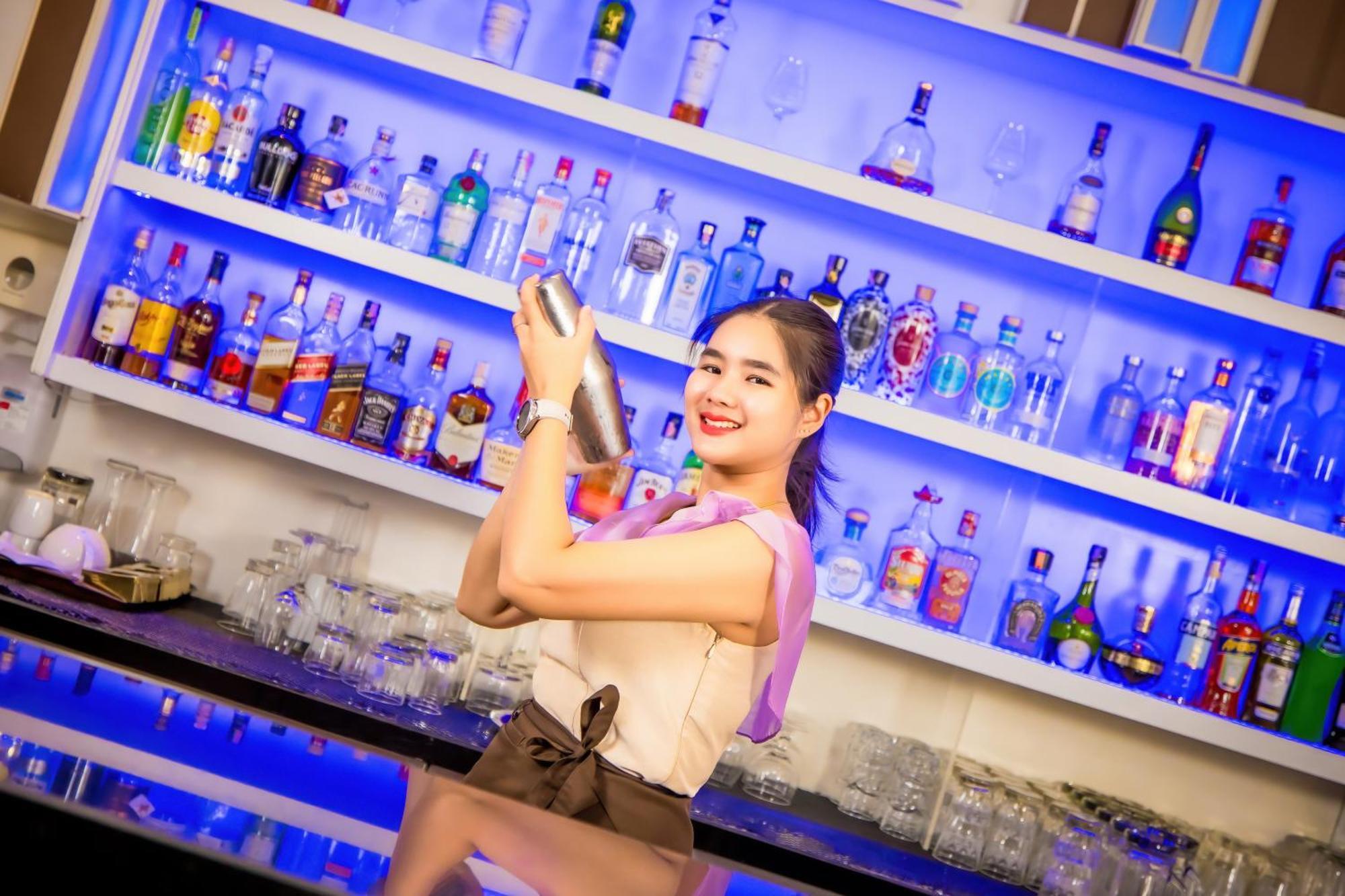 Grand Mercure Phuket Patong Екстериор снимка A bartender in Vietnam