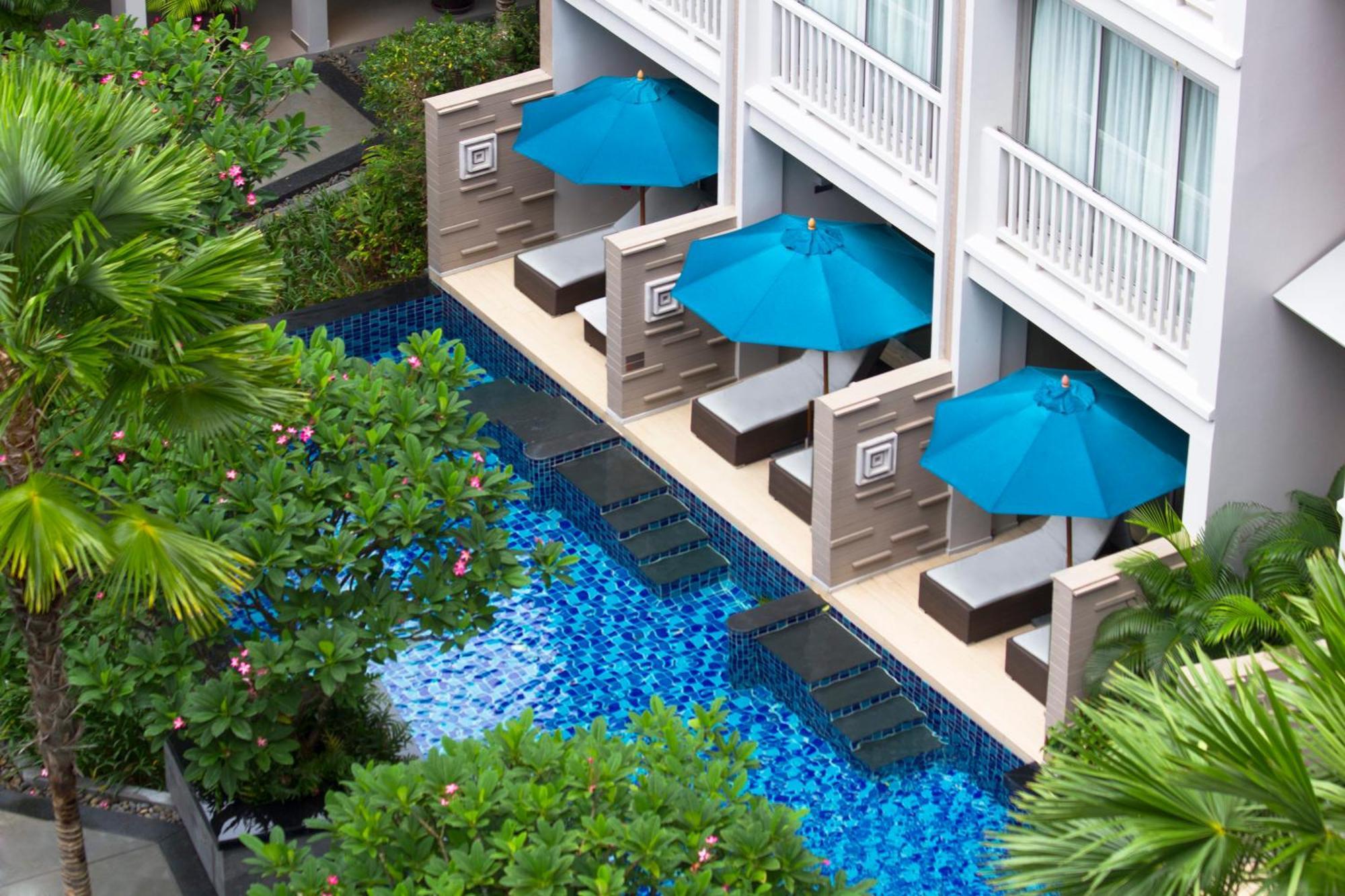 Grand Mercure Phuket Patong Екстериор снимка The swimming pool at the hotel