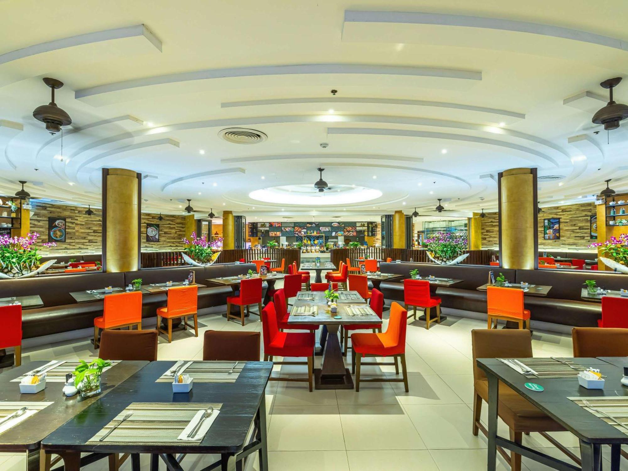 Grand Mercure Phuket Patong Екстериор снимка The interior of the restaurant
