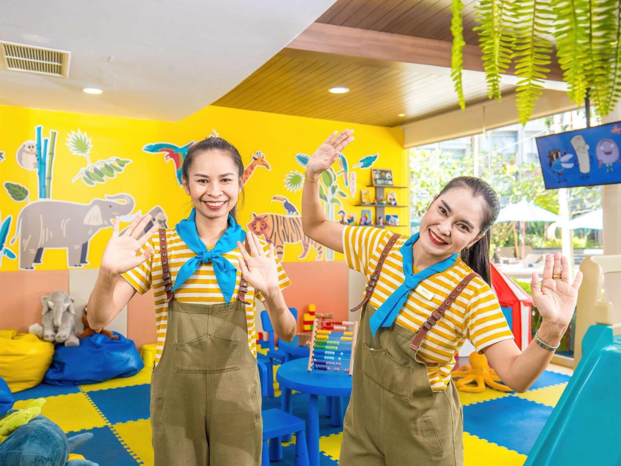 Grand Mercure Phuket Patong Екстериор снимка The staff of the zoo