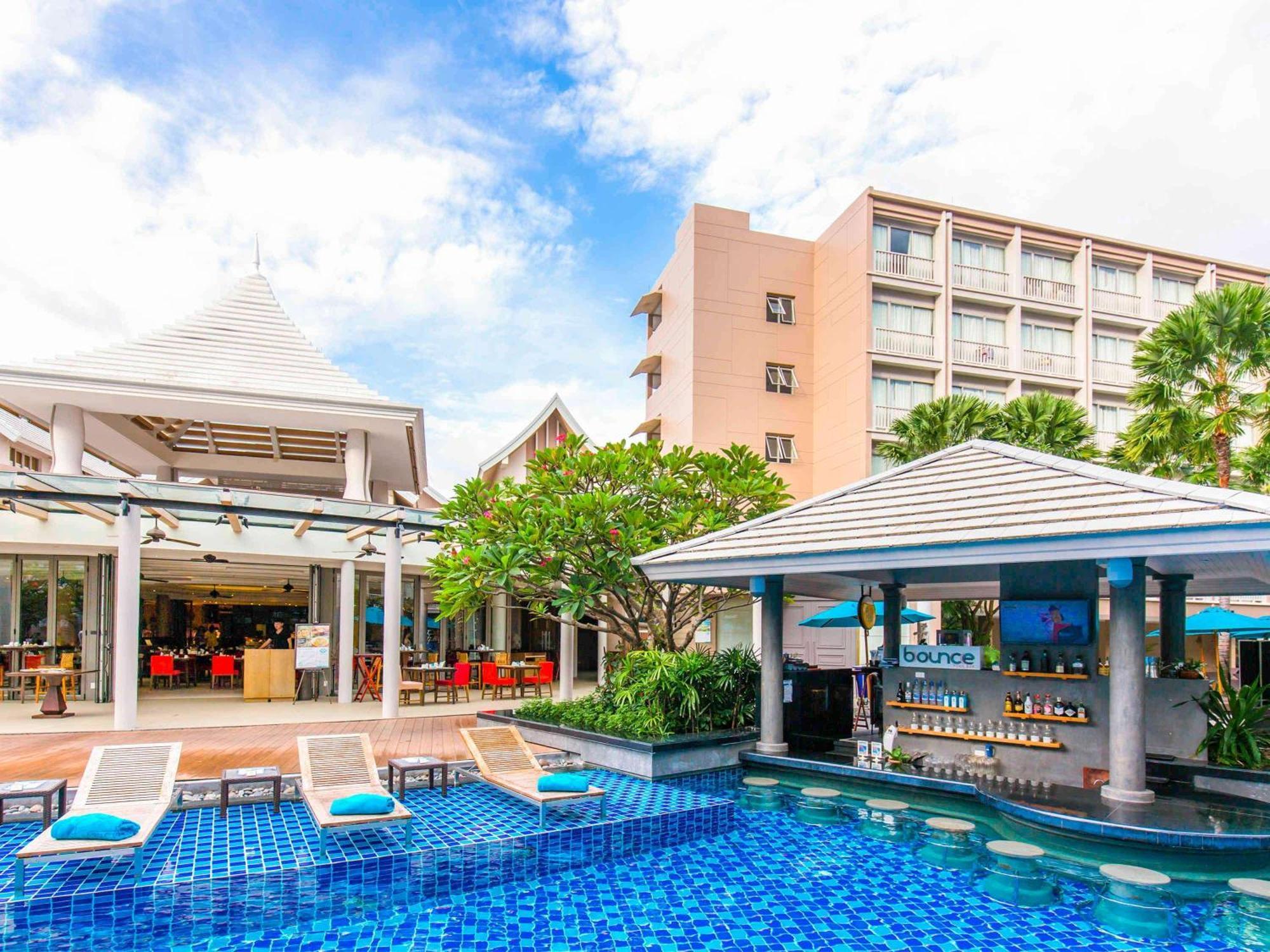 Grand Mercure Phuket Patong Екстериор снимка The swimming pool at the hotel