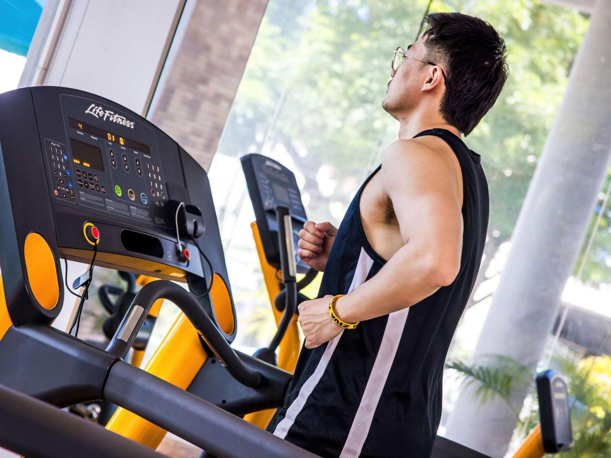 Grand Mercure Phuket Patong Екстериор снимка A man on a treadmill