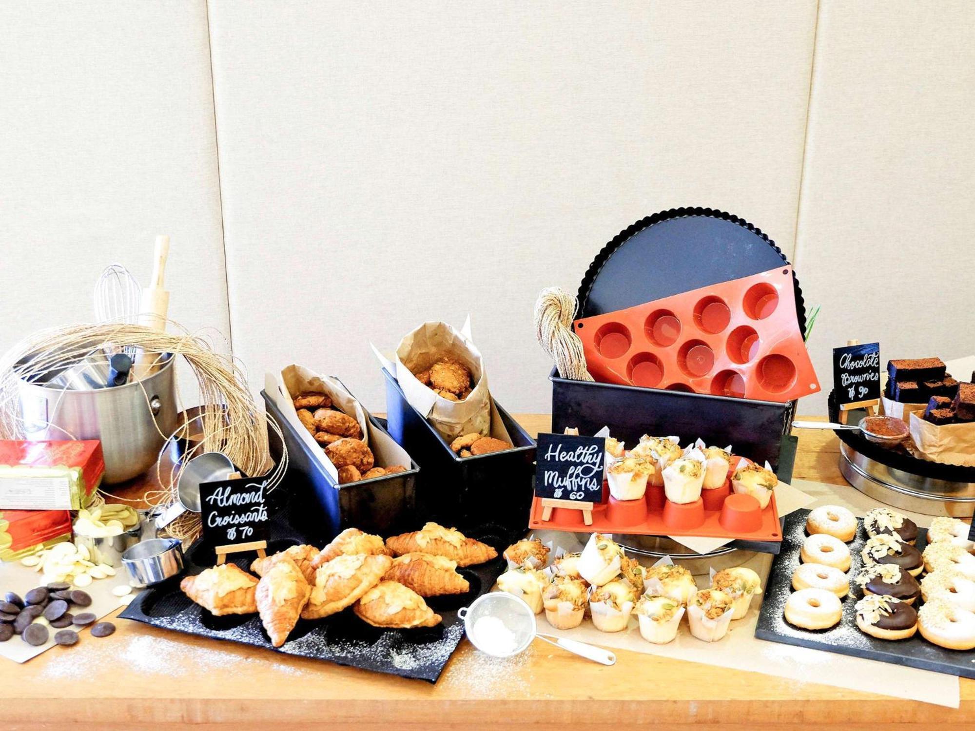 Grand Mercure Phuket Patong Екстериор снимка A dessert buffet