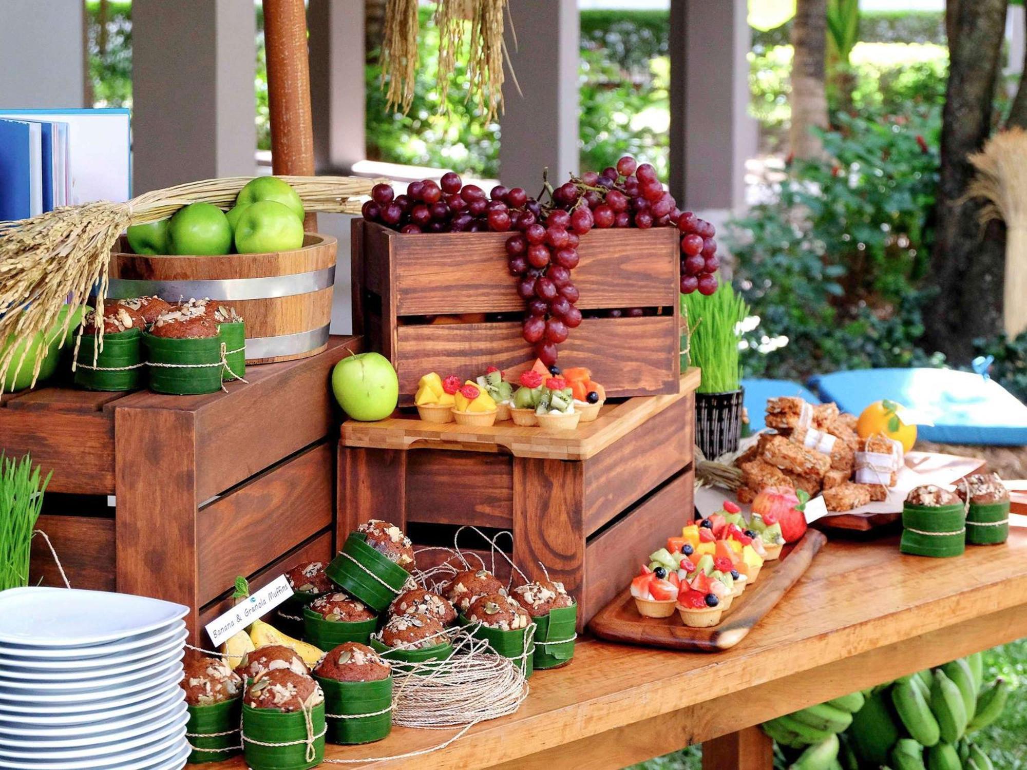 Grand Mercure Phuket Patong Екстериор снимка A dessert buffet