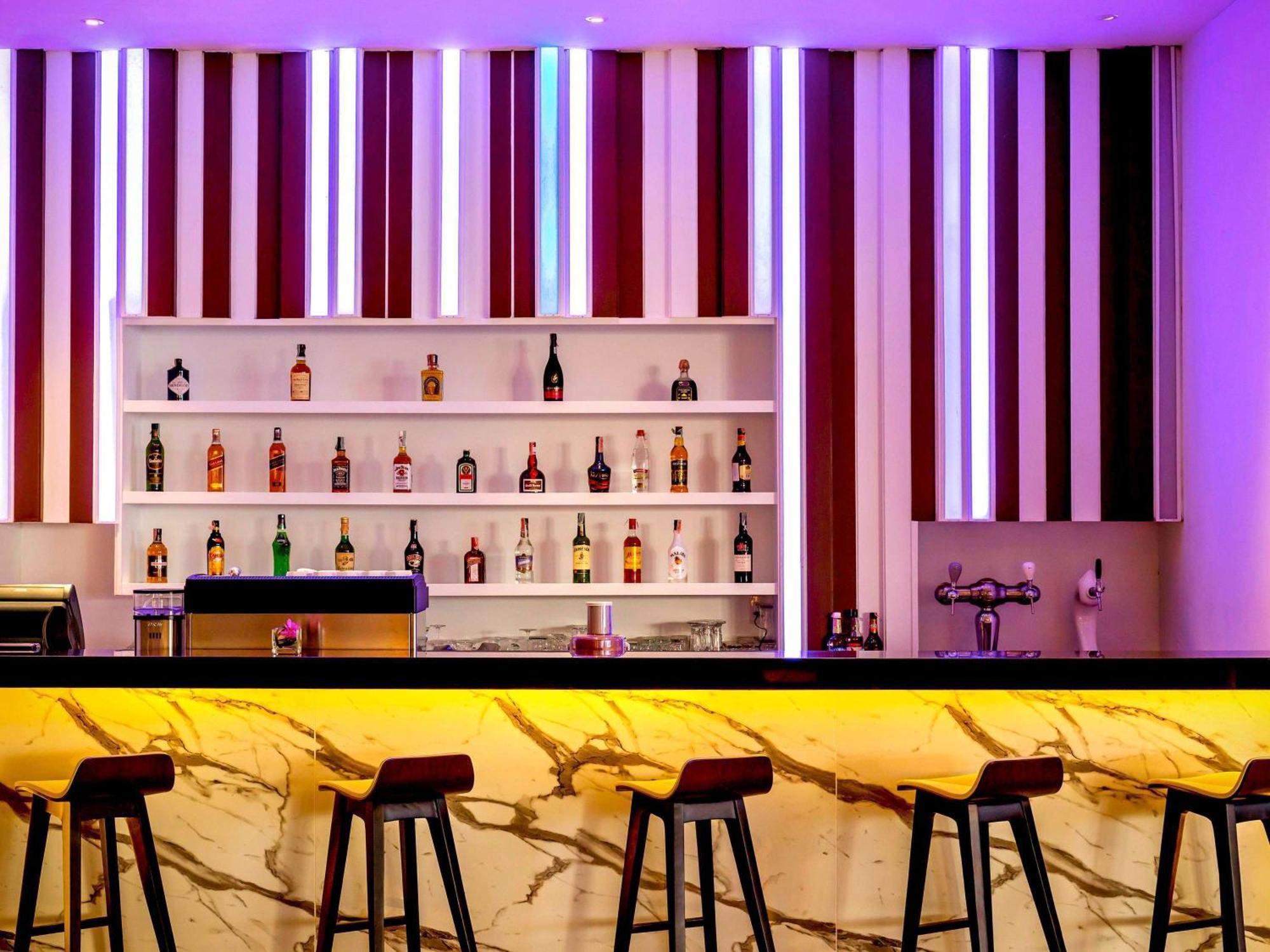 Grand Mercure Phuket Patong Екстериор снимка The bar at the hotel