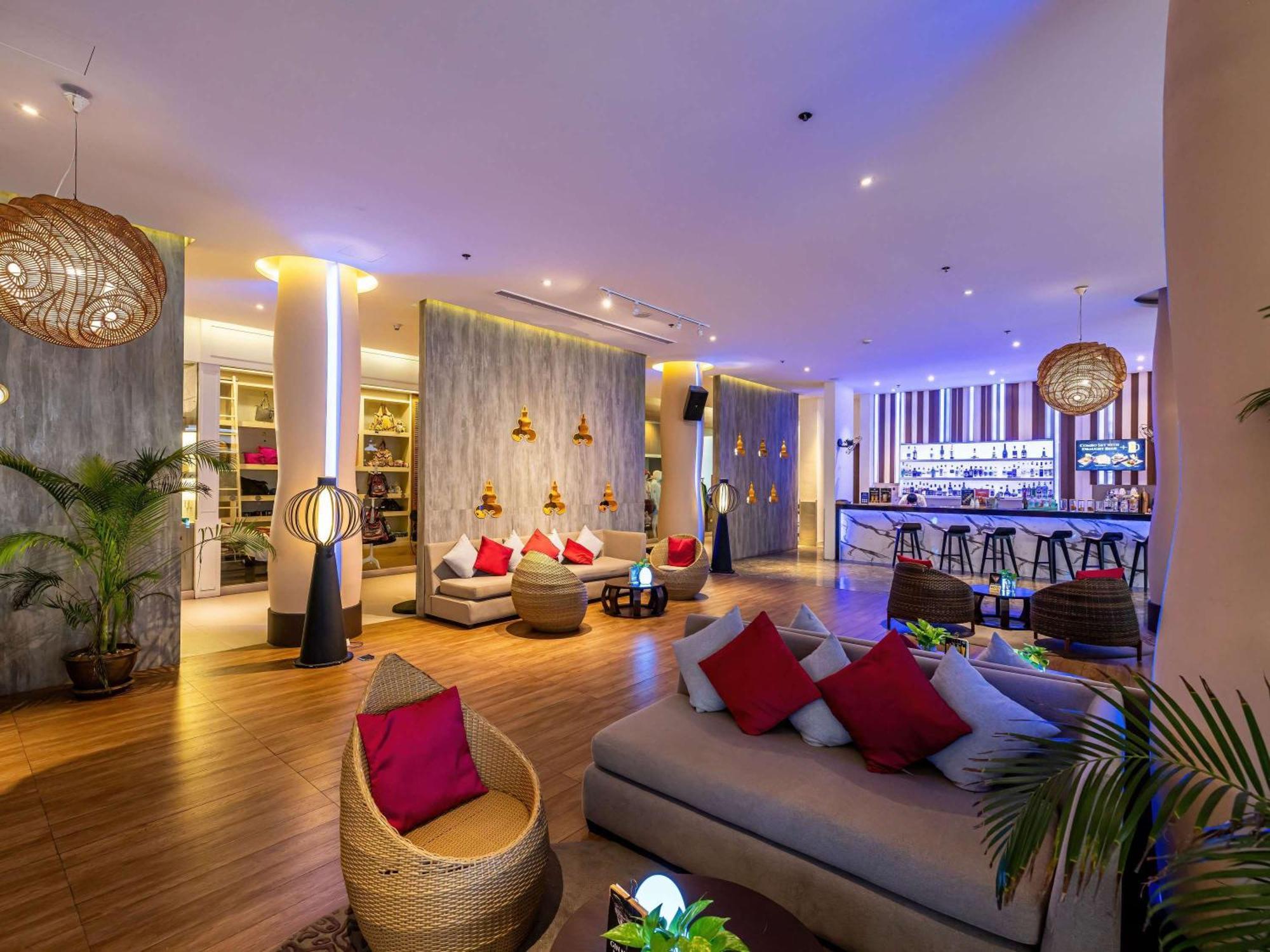 Grand Mercure Phuket Patong Екстериор снимка The lounge at the hotel